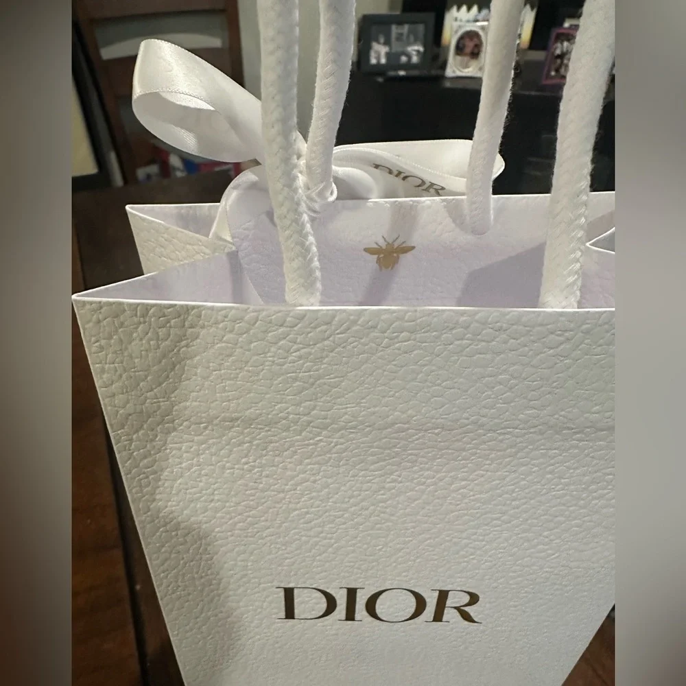 Dior Elegant White Bag with Gold Logo and Ribbon - Picture 3 of 6